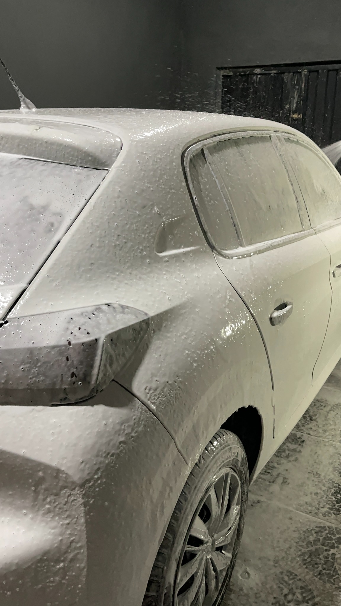 Lavagem automotiva com espuma em veículo na Onyx Detail